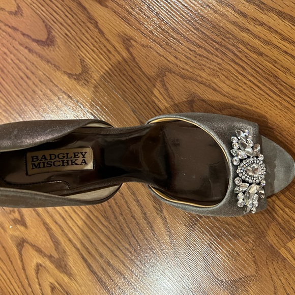 Badgley Mischka silver/ gray heels in size 7 - Picture 3 of 9